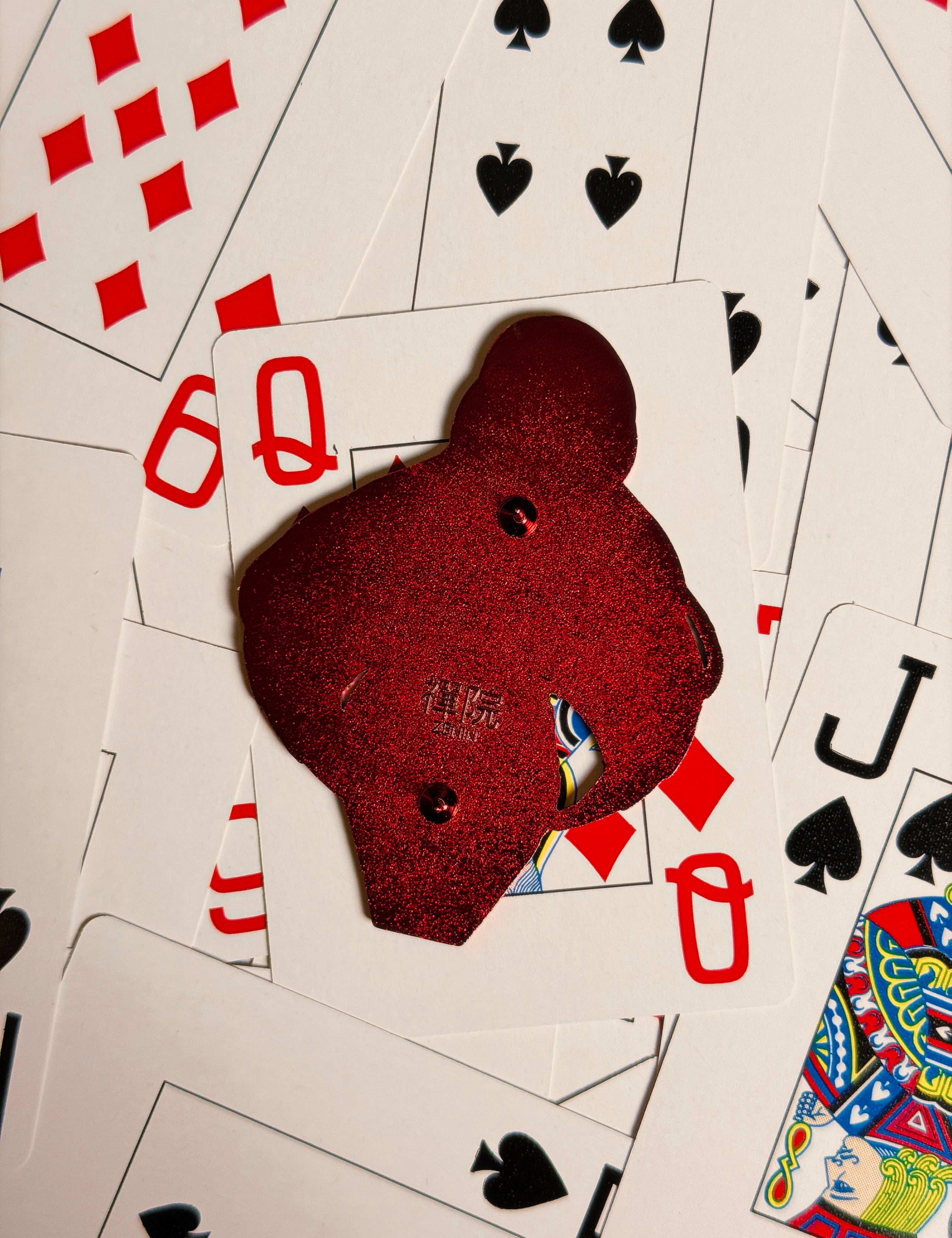 IN HAND: gambling queen